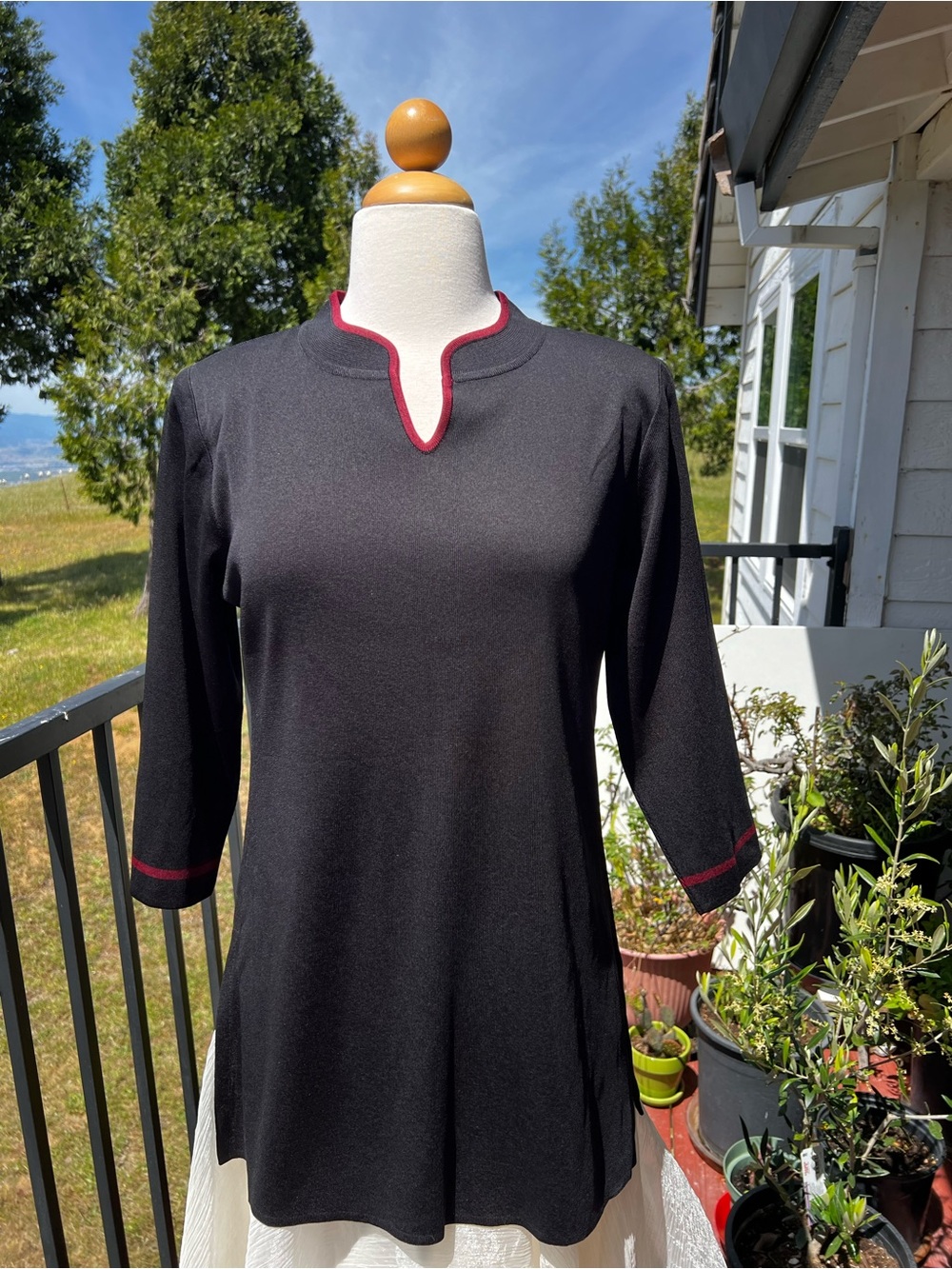 EXCLUSIVELY MISOOK Black & Red Knit Long Sleeve Tunic Top Size Small Womens